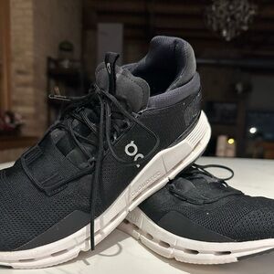On cloud black running shoes in 9.5